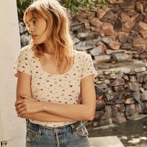 EUC Doen Brigitte Tee in Strawberry Blooms Print - Size Small